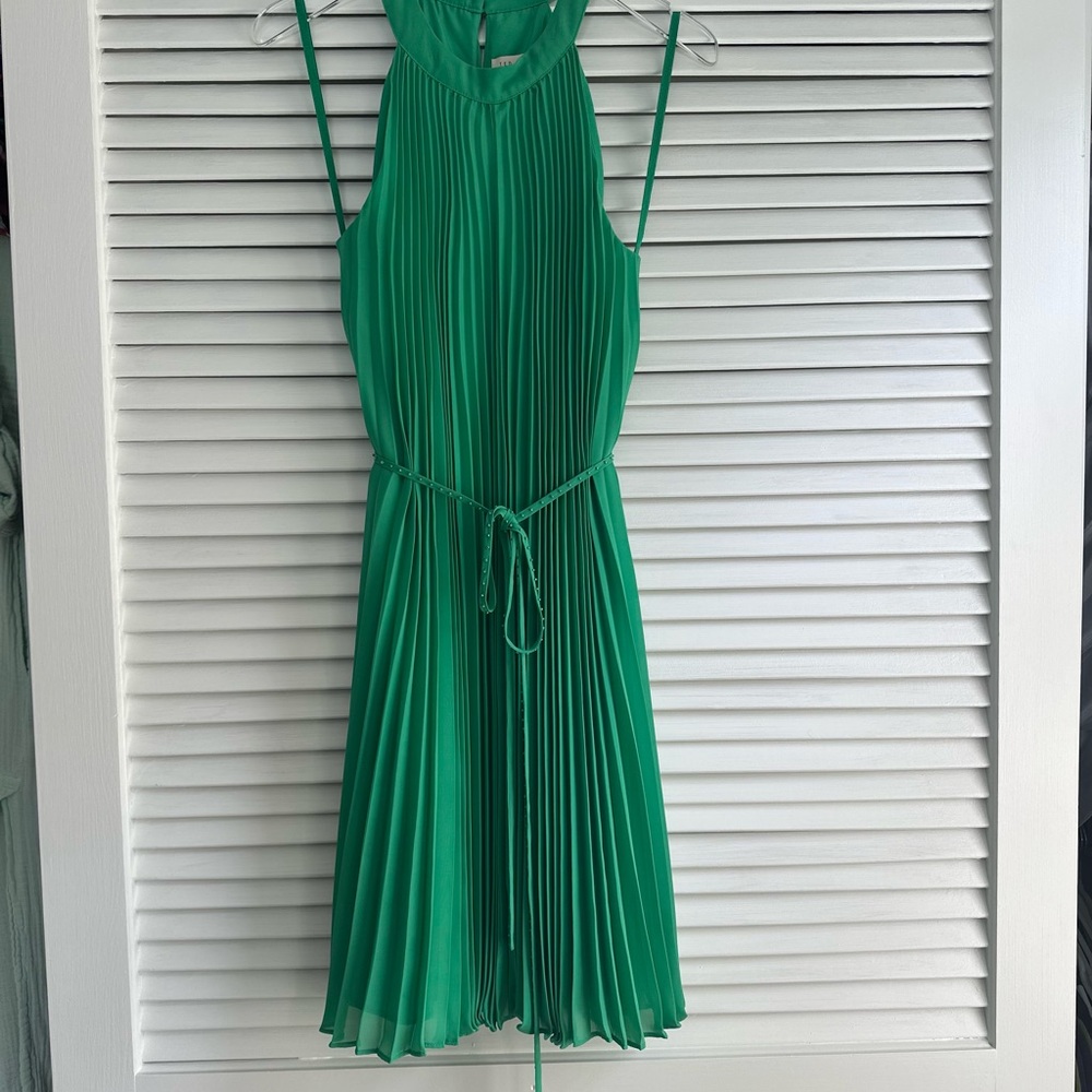 Elegant Ted Baker Green Pleated Dress